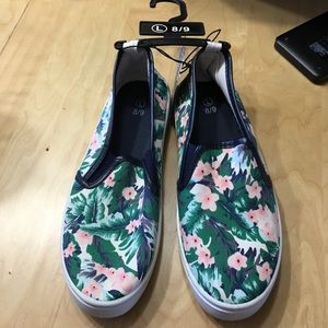 Floral Slip on sneakers. Size L 8/9